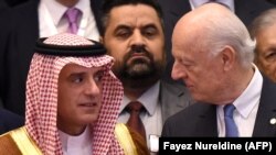 Сауд Арабиянын тышкы иштер министри Адел ал-Жубейр жана БУУнун Стеффан де Мистура Эр-Риядда.