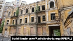Будинок всесвітньовідомого авіаконструктора Ігоря Сікорського, що розташований у Києві по вулиці Ярославів Вал, 15-Б пережив не одну пожежу і нині перебуває у жалюгідному стані. Фото 17 травня 2021 року, зроблене через кілька днів після чергового підпалу.