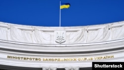 «Завжди виходили з того, що Альянс, як і Україна, територіями не торгують. Свідома чи несвідома участь посадовців НАТО у формуванні наративу про можливість відмови України від своїх територій грає на руку Росії»