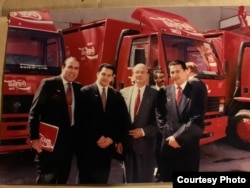 Мансур(чапдан иккинчи) ва Фарид (ўнгдан биринчи) Мақсудий Тошкентда Coca-Cola заводининг очилиш маросимида. 1994 йил.