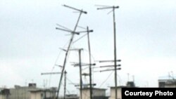 Vətəndaşlar az qala hər telekanala baxmaq üçün ayrıca antena quraşdırılar