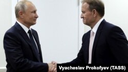 Президент Росії Володимир Путін (л) та один із лідерів проросійської партії «Опозиційна платформа – За життя» Віктор Медведчук, Владивосток, 5 вересня 2019 року