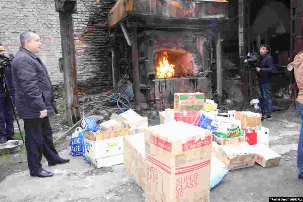 Аз байн бурдани маводи мухаддир аз сӯи кормандони ВКД.