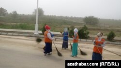В Ашхабаде смывают последствия соляного тумана