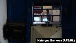 Кімната у слідчому ізоляторі