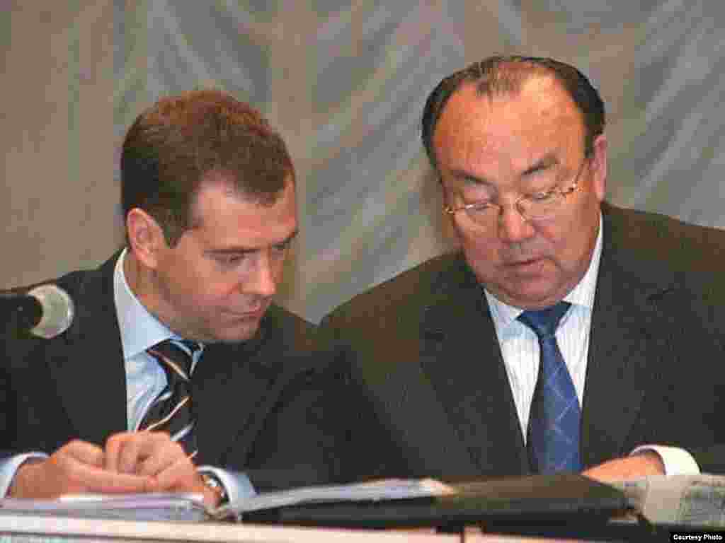 Медведев президентлыкка намзәт итеп чыгарылганнан соң Мортаза Рәхимов "Медведев Путин командаһынан булараҡ Рәсәйҙең ғәмәлдәге президенты башлаған курсты һөҙөмтәле дауам итер тип ышанам," - диде.