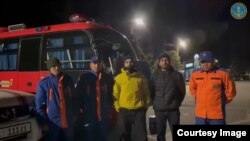 Ооганстандык туристтер ӨКМдин куткаруучулары менен. 21-сентябрь, Ала-Арча паркы. 