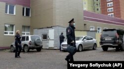 Ռուսաստան - Ոստիկանները Օմսկի շտապօգնության հիվանդանոցի մոտ, որտեղ բուժվում է , 20-ը օգոստոսի, 2020թ․