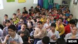 مراسم زیارت عاشورا دانش آموزان دبستانی در یکی از مدارس تهران