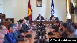 Встреча мэра Бишкека Албека Ибраимова с главами пассажирских компаний. 2 апреля 2018 года.