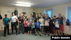 Даніл Трубееў зь іншымі выхаванцамі цэнтра дапамогі дзецям