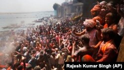 Рэлігійная цырымонія на беразе ракі Ганг у Варанасі, 6 сакавіка 2020. Варанасі – горад на поўначы Індыі, у штаце Утар-Прадэш. Гэта сьвяты горад для індуістаў, а таксама для будыстаў і джайністаў. Штогод туды робяць паломніцтва каля мільёна чалавек.