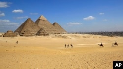 نمایی از اهرام سه‌گانه در جیزهٔ مصر