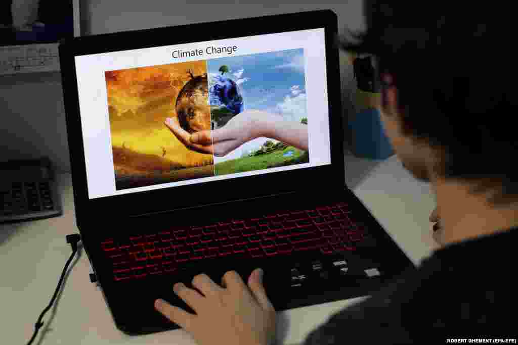 Учень румунської школи Міхай, 15 років, вносить остаточні правки у своє слайд-шоу перед глобальною онлайн-подією &laquo;День Землі 50&raquo; у квартирі в Бухаресті, Румунія, 21 квітня 2020 року. Цього року, щоб відзначити 50-у річницю Дня Землі, прихильники &laquo;Мережі &laquo;День Землі&raquo; (EDN) по всьому світу просять заповнити цифровий ландшафт глобальними бесідами, закликами до дії, виступами, навчальними відео тощо