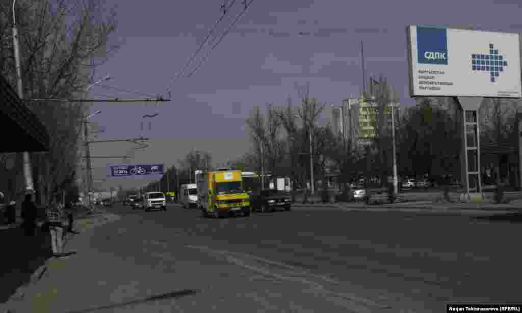 Алмата көчөсүндөгү өтмөктүн жанында КСДП партиясынын кеңсеси жана &quot;Форум&quot; имараты жайгашкан.