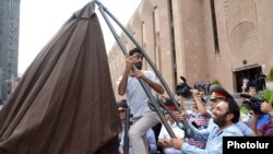Armenia -- Activists try to pitch a tent in a continuing sit-in in front of the Yerevan municipality, 13Aug2013.