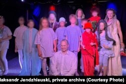 Дзіцячая трупа пасьля спэктакля