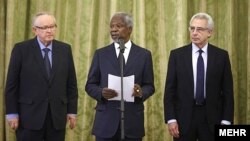 کوفی عنان (وسط) به همراه مارتی آهتیساری (چپ) و ارنستو سِدیو- تهران٬ ۷ بهمن‌ ۱۳۹۲