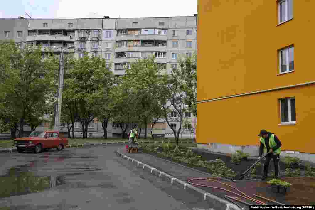 Біля відновленої будівлі працюють комунальні служби