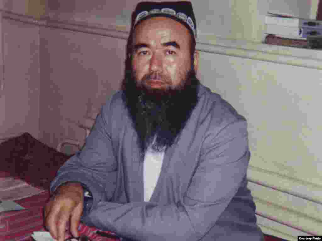 Машҳур ислом уламоларидан бири Абдували қори Мирзаевнинг дом-дараксиз йўқолганига 10 йил тўлди. Андижондаги Жомеъ масжиди имом хатиби бўлган Мирзаев 1995 йил 28 августда Тошкент аэропортидан Москвага учишга чоғланганича дараксиз кетган. Ўзбекистон МХХ даги айрим манбалар¸ Абдували қорининг ҳамон тирик экани ва махсус хизматлар қўлида сақланаëтганини даъво қилади. 