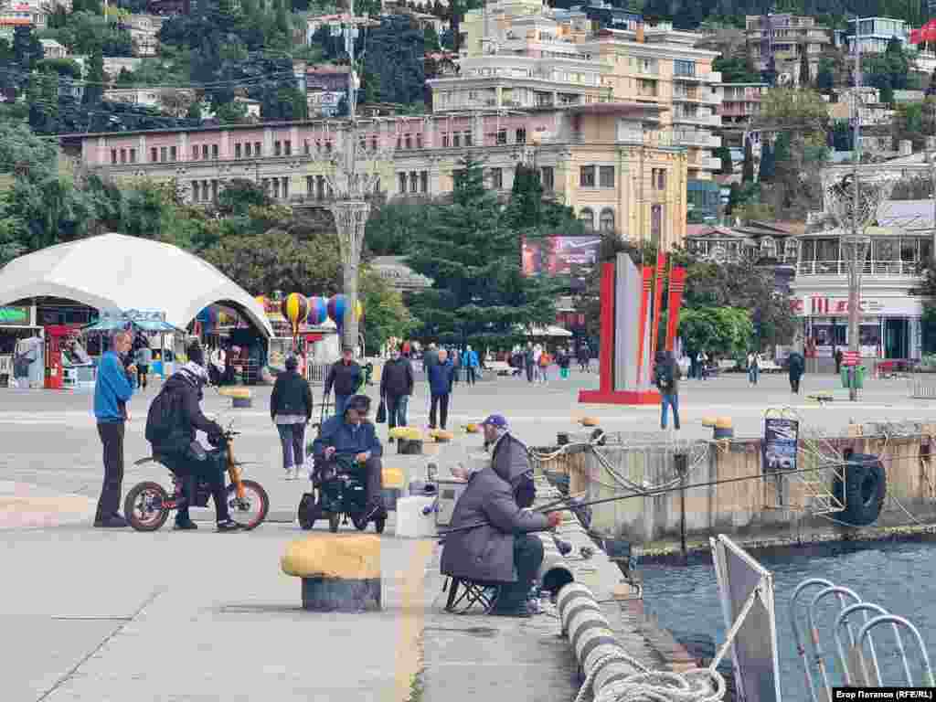 Рибалки зайняті улюбленою справою, але з 1 листопада риболовля буде під забороною в Ялті