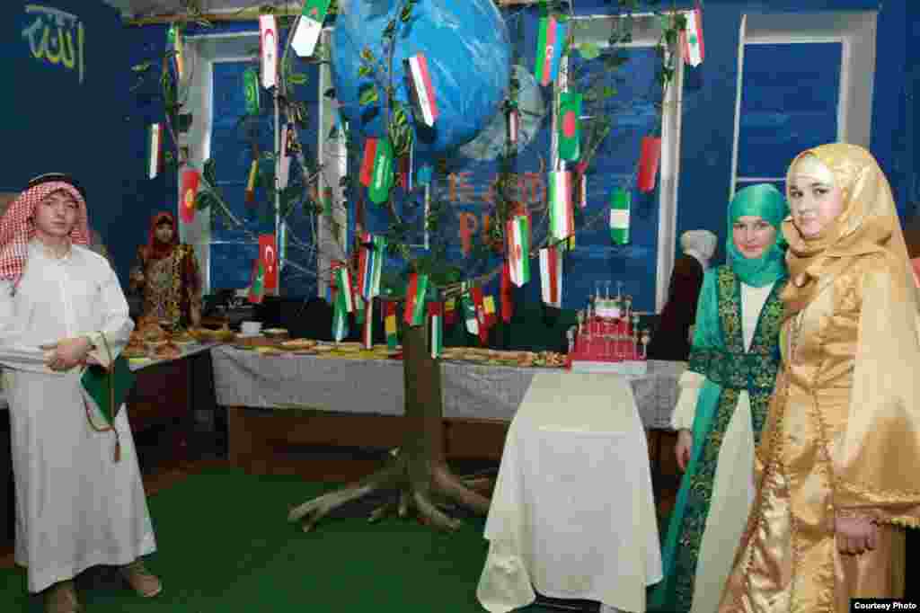 Теология факультеты шәкертләре барлык халыкларның да бер анадан тууын аңлаткан Зирәклек агачы әзерләгән.