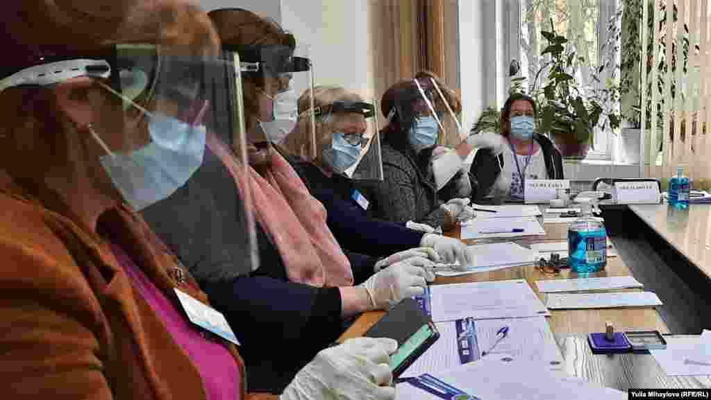 Люди з симптомами, схожими на COVID-19, можуть прийти на дільниці після 15.00 &ndash; вони голосуватимуть окремо від інших