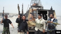 درگیری های اصلی میان سپاه مهدی و نیروهای عراقی رخ داده است. (عکس شبه نظامیان سپاه مهدی از AFP)