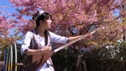 Машью из Японии исполняет таджикские песни под дутар