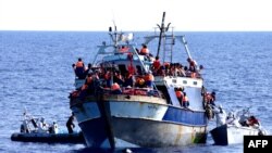 Жер ортолук деңизи аркылуу мыйзамсыз бараткан мигранттарды куткаруу иштери. Италия, 3-август, 2014-жыл