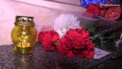 До Французького центру у Харкові люди несуть квіти (відео)