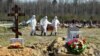 На кладовищі російського Санкт-Петербурга ховають жертву коронавірусу, 6 травня 2020 року