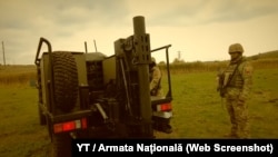 Captură de ecran de pe un clip video publicat de Armata Națională a R. Moldova de la exerciții militare cu mortiere autopropulsate Scorpion