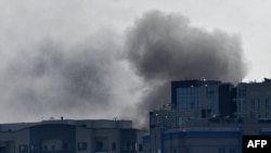 У ніч на понеділок, 26 серпня, російські війська завдали масованого удару по об’єктах критичної інфраструктури України. На фото: дим над Києвом