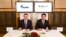 Заместитель председателя правления ОАО "Газпром" Александр Медведев и чешский миллиардер Карел Комарек во время подписания соглашения. 20 марта 2013 года

