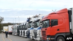 Британия менен Франциянын чек арасындагы жүк ташуучу автоунаалар.