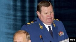 «Владимир Устинов слишком активно участвовал в политике аппарата, в "войне" против Дмитрия Медведева, одного из потенциальных преемников Владимира Путина»