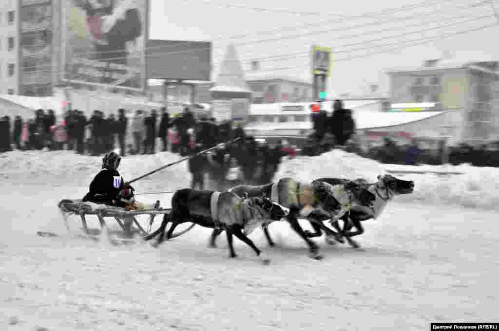 В этом году накануне праздника некоторые жители высказались против проведения гонок в центре города: из-за подготовки к заездам и во время соревнований улицы перекрывают и меняют движение транспорта.