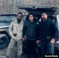 در این عکس که منابع محلی از این سه نفر منتشر کرده‌اند، نفر وسط زخمی شده و دو نفر دیگر کشته شده‌اند