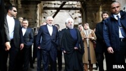 حسن روحانی هنگام بازدید از کولسیوم رم در روز چهارشنبه ششم بهمن