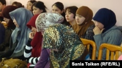 Девушки-студентки в хиджабах. Иллюстративное фото.  