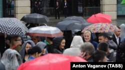 Эвакуация посетителей ТЦ «Галерея» в Санкт-Петербурге из-за анонимных звонков о минировании, 14 сентября 2017 года