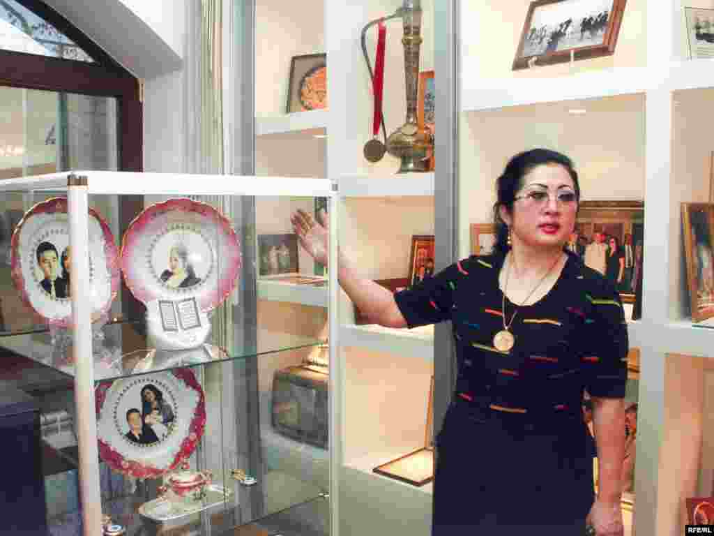 Мақпал Жүнісованың Заманбек Нұрқаділовтың мұражай-үйінде алғашқы экскурсия жүргізген сәті. Алматы, 27 қараша 2006 жыл.  - Мақпал Жүнісованың Заманбек Нұрқаділовтың мұражай-үйінде алғашқы экскурсия жүргізген сәті. Алматы, 27 қараша 2006 жыл. 