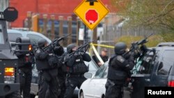 АКШ  --  Полиция Бостондогу жардырууга шектелгендерди кармоо операциясы учурунда, 19-апрель, 2013. 