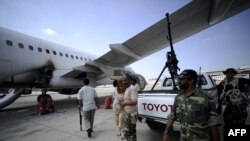 عکس حضور شبه نظامیان در فرودگاه لیبی در سال گذشته