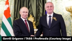 Владимир Путин, Бадра Гунба (справа)