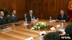 Қирғиз ҳукуматидаги сўнгги кадрлар алмашинуви ҳам маҳаллий кузатувчилар президент Қурмонбек Бакиевнинг навбатдаги президентлик сайловига тайёргарлиги сифатида баҳоламоқдалар. 