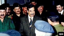 يکی از مسوولان عراقی که شاهد مراسم اعدام صدام حسين در بامداد روز ۳۰ دسامبر، ۹ دی ماه بود به خبرگزاری رويترز گفت «خيلی سريع اتفاق افتاد. صدام بلافاصله مرد.»