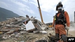 امدادگران همچنان در تلاش برای نجات قربانیان هستند. (عکس:AFP )