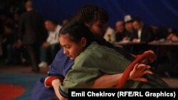 Баяман Эркинбаевдин элесине арналган Алыш бел боо күрөшү боюнча эл аралык мелдештин катышуучулары. 17-март, 2015-ж. Бишкек.